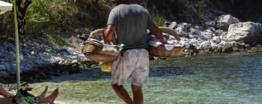 Η μαφία των λουκουμάδων... μετακόμισε στην Πιερία: Εκβίαζαν, απειλούσαν και έδερναν τους μικροπωλητές που δεν πλήρωναν προστασία