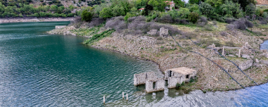Η λίμνη του Μόρνου «κατάπιε» εντελώς το χωριό Κάλλιο, σημαντική ανάσα στα αποθέματα νερού, δείτε νέες εικόνες