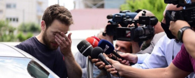 Μπάμπης Αναγνωστόπουλος: Πέντε χρόνια από την ομολογία του πιλότου που σκότωσε την Καρολάιν στα Γλυκά Νερά - Το θέατρο στις κάμερες