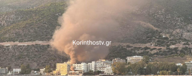 Φωτιά τώρα σε εγκαταλελειμμένο ξενοδοχείο δίπλα σε σπίτια στο Λουτράκι, δείτε βίντεο και φωτογραφίες