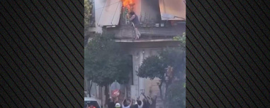 «Πήδα γιαγιά, θα σε πιάσω»: Η συγκλονιστική στιγμή που η ηλικιωμένη βουτάει στο κενό από το φλεγόμενο σπίτι της Καλλιθέας και σώζεται από πολίτες, βίντεο