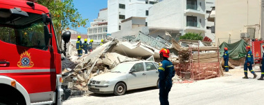 Κατάρρευση πολυκατοικίας στα Πετράλωνα στην οδό Αλκμήνης 22 - Πληροφορίες για τέσσερις εγκλωβισμένους, δείτε βίντεο