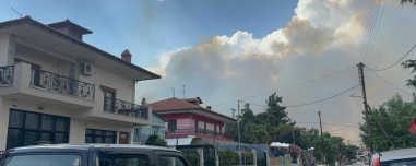 Απειλεί τα πρώτα σπίτια η φωτιά στο Ωραιόκαστρο Θεσσαλονίκης, 112 για εκκένωση της Λητής - Απεγκλωβίστηκε γυναίκα με εγκαύματα, εντοπίστηκε σορός στο δάσος