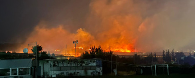 Ολονύχτια μάχη με τις φλόγες στο Ωραιόκαστρο Θεσσαλονίκης: Εκκενώθηκαν οικισμοί και ίδρυμα με ασθενείς, κάηκαν σπίτια σε Φιλοθέη και Ανθούπολη, ισχυροί άνεμοι και εκρήξεις