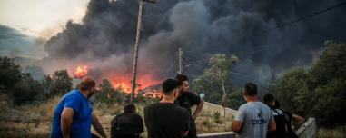 Μάχη για να σβήσει η πυρκαγιά στο εργοστάσιο ανακύκλωσης στο Ωραιόκαστρο - Τοξικό νέφος έχει καλύψει τη Θεσσαλονίκη, οριοθετήθηκε η φωτιά στο δασικό κομμάτι