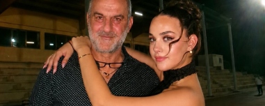 Η κόρη της Γωγώς Μαστροκώστα και του Τραϊανού Δέλλα αποφοίτησε από το σχολείο: Τα τρυφερά λόγια για τη μητέρα της και το «ευχαριστώ» στον πατέρα της
