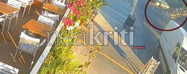 Η στιγμή που το αυτοκίνητο «πετάει» στον αέρα και πέφτει πάνω σε δέντρο και σταθμευμένα αυτοκίνητα  στην Κρήτη, δείτε βίντεο