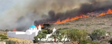 Οκτώ συλλήψεις για τις φωτιές σε όλη την Ελλάδα, ανάμεσά τους ο δήμαρχος κι ο αντιδήμαρχος Πάρου, εργολάβος και δημοτικός υπάλληλος για τον ΧΥΤΑ