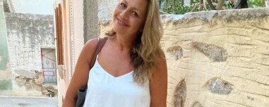 «Ένα τσίμπημα από τσιμπούρι άλλαξε τη ζωή μου»: Η 51χρονη που έπεσε σε κώμα μετά τις διακοπές στη Σύρο