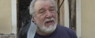 Συντετριμμένος ο Τάσος Χαλκιάς έξω από το καμένο σπίτι του στο Πόρτο Γερμενό: Ήμουν περήφανος που θα άφηνα κάτι στα παιδιά μου και τώρα δεν μπορώ
