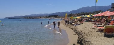 Πώς έγινε η τραγωδία με την νεκρή μητέρα στα Μάλια: Βούτηξε για να βοηθήσει τη φίλη της και πνίγηκε, τα παιδιά φώναζαν για βοήθεια