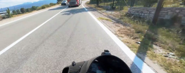 Προσήχθη ο οδηγός του βυτιοφόρου που έκανε την επικίνδυνη προσπέραση - «Αν είχα αυτοκίνητο δεν θα μπορούσα να το αποφύγω», λέει ο μοτοσυκλετιστής