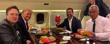 Στοίβες τα κουτιά από fast food στο αεροπλάνο του Τραμπ, λέει ο Κένεντι: «Φοβάται μην πάθει τροφική δηλητηρίαση»