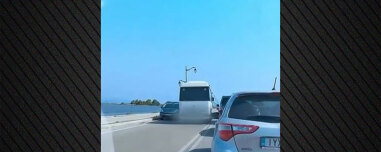 Ασυνείδητος οδηγός λεωφορείου κάνει επικίνδυνη και παράνομη προσπέραση πάνω στη γέφυρα της Λευκάδας, δείτε βίντεο