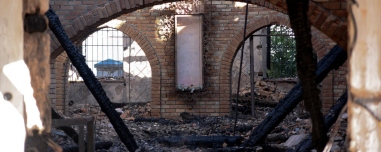 Εικόνες καταστροφής από το οινοποιείο της Achaia Clauss: Σώθηκαν τα ιστορικά κρασιά, κάηκε το πέτρινο κτήριο των 165 ετών