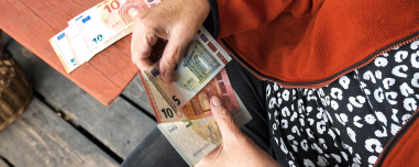 Χωρίς οικονομικά κριτήρια η ενίσχυση των 400 ευρώ σε 2.2 εκατ. συνταξιούχους
