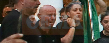 Σπαραγμός για την οικογένεια του Γιώργου Μαζωνάκη μπροστά στη σορό του αγαπημένου τους γιου και αδερφού, βίντεο