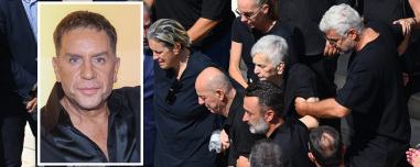 Με το «Φεύγω για μένα» και παρατεταμένο χειροκρότημα η αυλαία για τον Γιώργο Μαζωνάκη στη Νίκαια: Συντετριμμένοι οικογένεια, φίλοι και απλός κόσμος