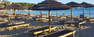 Για θανατηφόρα σωματική βλάβη συνελήφθη ο 76χρονος μετά τον καβγά με τον 82χρονο στη Βουλιαγμένη: Υποστηρίζει ότι το θύμα του έριξε μπουνιά και δεν θυμάται τίποτα