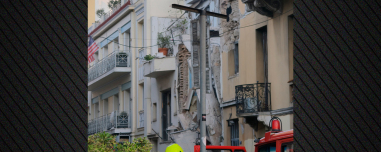 Ισχυρή έκρηξη σε κτήριο στην Πλάκα, ένας τραυματίας, δείτε εικόνες και βίντεο