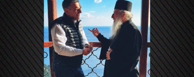 Στο Άγιον Όρος ο Τσίπρας: «Ψέλνεις στη Σιμωνόπετρα και ακούγεται στον Άδη…» - «Για άθεος ωραία τα λέει ο άτιμος» σχολιάζει ο Άδωνις, αίσχος λέει ο Πολάκης