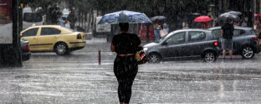 Ισχυρή βροχή στο κέντρο της Αθήνας, συνεχίζονται οι καταιγίδες τις επόμενες ώρες στην Αττική - Σε Red Code οκτώ περιοχές μέχρι την Τετάρτη