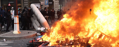 Η Γαλλία στις φλόγες: Πάνω από 400 συλλήψεις, χάος στο Παρίσι, φωτιά στο δημαρχείο της Λιμόζ, ακρωτηριάστηκε διαδηλωτής στο Σεντ Ετιέν