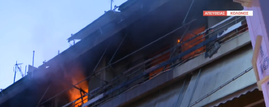 Φωτιά σε διαμερίσματα στο κέντρο της Αθήνας, δύο γυναίκες στο νοσοκομείο, η μία χωρίς τις αισθήσεις της