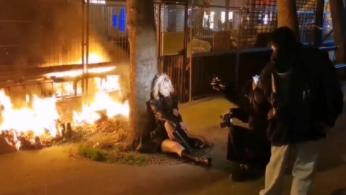 Στο Παρίσι έκαναν φωτογράφηση μπροστά στις φωτιές των διαδηλώσεων (vid)