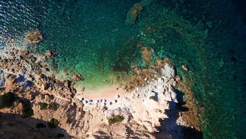 Μια κυκλαδίτικη παραλία στην Αττική