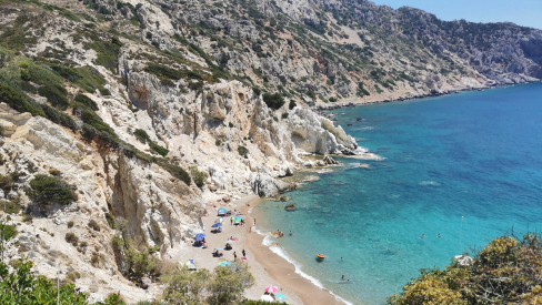 Η παραλία της Χίου με τα λευκά βράχια που αντικρίζει το απέραντο γαλάζιο