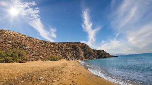 Μια μποέμ παραλία με ρηχά, δροσερά νερά στην Ανάφη -Ιδανική για οικογένειες