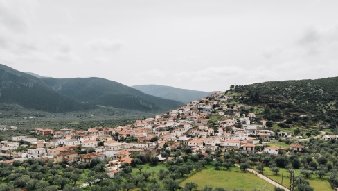 Η δασκάλα που επέστρεψε στο χωριό της -H Eιρήνη βρήκε νέο νόημα στη ζωή της στο Κορακοβούνι Αρκαδίας