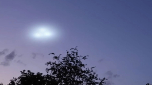 Πλάνα από κάμερα της αστυνομίας των ΗΠΑ έχουν καταγράψει την προσγείωση UFO σε αυλή (vid)