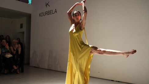 Έλενα Τοπαλίδου: Ο εκστατικός χορός της στο show της Ιωάννας Κουρμπέλα στην Εβδομάδα Μόδας της Αθήνας