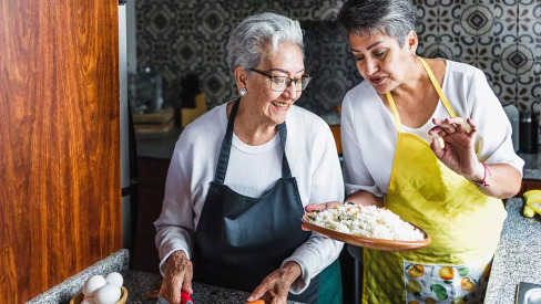 Υπεραιωνόβια γιαγιά 103 ετών μαγειρεύει κάθε μέρα και δίνει συμβουλές μακροζωίας