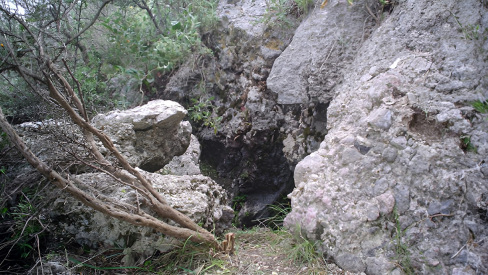 Φενεός, το βάραθρο με τους χιλιάδες νεκρούς αμάχους, θύματα του ΕΛΑΣ και της ΟΠΛΑ