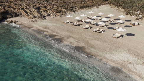 Bond Beach Club: Η επιτομή του καλοκαιρινού al fresco dining στην Κέα