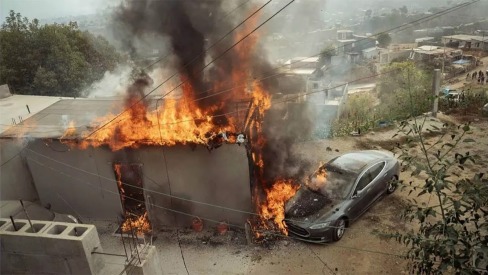 Έκλεβε ρεύμα από κολόνα και έβαλε φωτιά