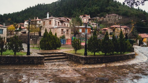 5 πέτρινα χωριά για οικογενειακά Χριστούγεννα στην ελληνική ύπαιθρο