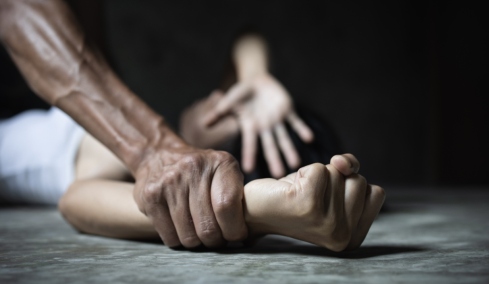 Εφιάλτης για φοιτήτριες στην Ολλανδία: Πρόσφυγες τις βίαζαν και τις κακοποιούσαν για χρόνια, βίντεο