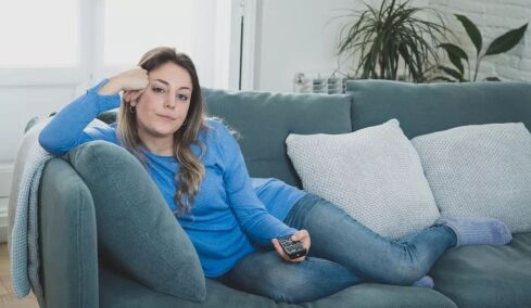 Καθιστική ζωή: Πόσες ώρες «επιτρέπεται» να καθόμαστε καθημερινά για να μην κινδυνεύσει η καρδιά μας