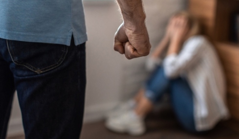 Συνελήφθη 32χρονος στον Ωρωπό που κακοποιούσε τη σύζυγό του και δημοσίευε τα βίντεο στο διαδίκτυο: «Κοιτάξτε πώς κλαίει» την κορόιδευε
