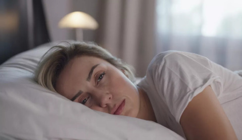 Ξυπνάτε στις 3 κάθε πρωί; Το κόλπο που υπόσχεται να κοιμηθείτε ξανά αμέσως