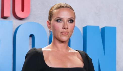 Σκάρλετ Γιόχανσον: Οι πρώτες φωτογραφίες της χωρίς μακιγιάζ στα γυρίσματα του «Εξορκιστή»