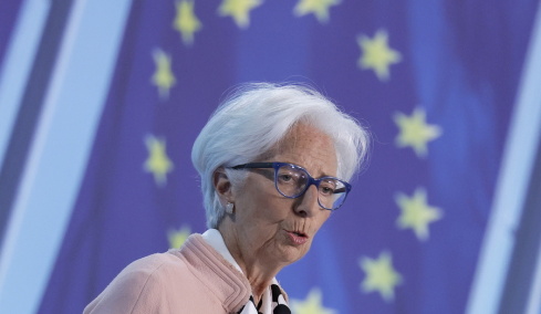 Σταθερά αναμένεται να διατηρήσει τα επιτόκια η ΕΚΤ, ανοιχτές θα αφήσει τις επιλογές της η Λαγκάρντ