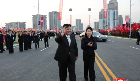 Η κόρη του Κιμ Γιονγκ Ουν που ετοιμάζεται να γράψει ιστορία στη Βόρεια Κορέα: Η τραγουδίστρια μητέρα και η καθόλου τυχαία εμφάνισή της στο Πεκίνο