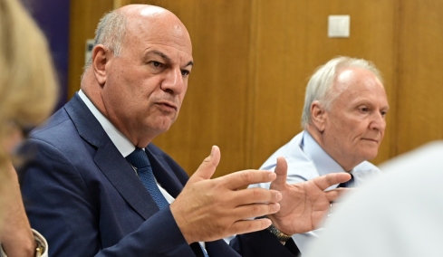 Ο Τσιάρας καλεί ξανά τους βουλευτές της ΝΔ στην Πειραιώς: Απαντήσεις μετά το «χτύπημα των 6» για τις πληρωμές σε αγρότες