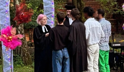 Πάστορας στη Γερμανία «ευλόγησε» την πολυγαμία με τελετή μεταξύ τεσσάρων αντρών - Τι λέει η Εκκλησία, έντονες αντιδράσεις