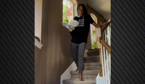 «Τα γόνατά μου κρέμονται από μία κλωστή, αλλά ακόμα στέκομαι όρθια» λέει η θρυλική Ολυμπιονίκης Μάριον Τζόουνς - Δείτε βίντεο